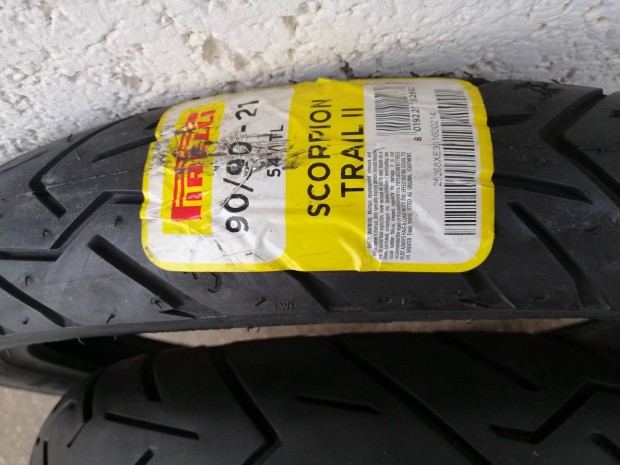 Pirelli 90/90R21 endur� gumi. 