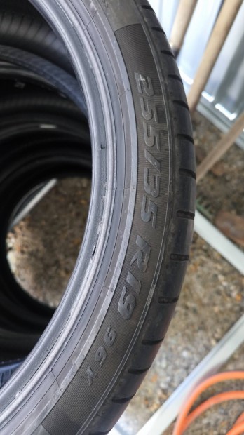 Pirelli P Zero Nyri gumi 225/40 R19 (2 db) s 255/35 R19 (2 db)