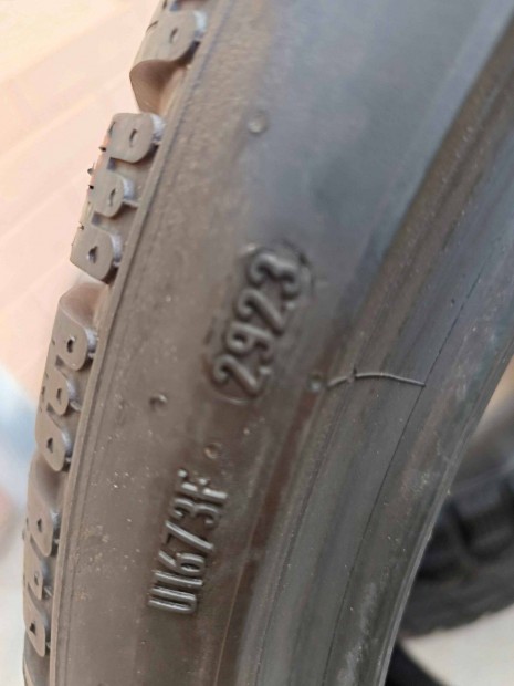 Pirelli P Zero Winter 245/35 R19 93 V TL 2023 4db t�li gumi