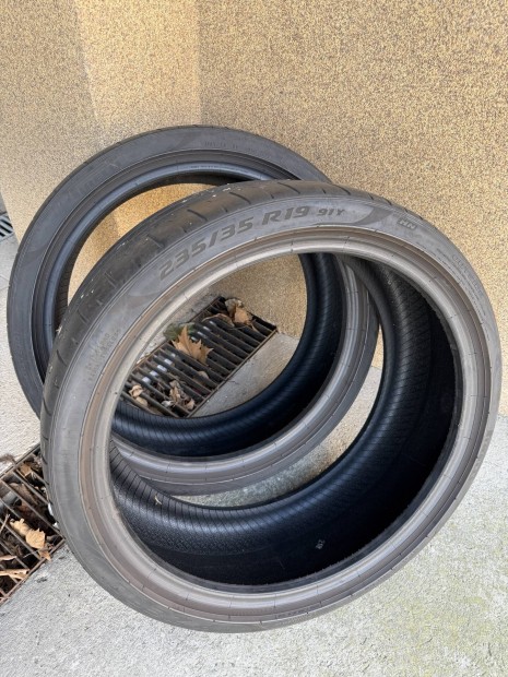 Pirelli Pzero 235/35 R19 ny�ri gumi