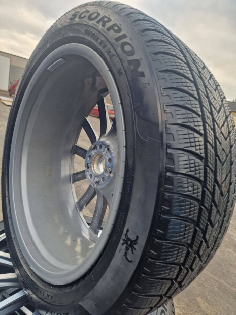 Pirelli Scorpion 285/45 R22 T�li Gumi Felnivel (9,5Jx22H2-N ET45) AMG