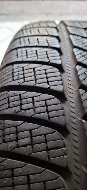 Pirelli Scorpion Winter 255/50r20 109V szőrpontos téli gumi eladó!
