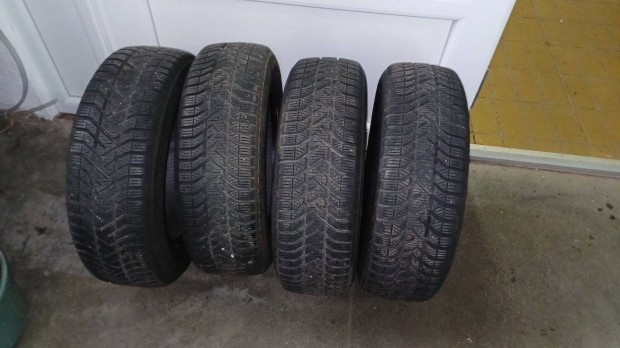 Pirelli Snowcontrol 4db téligumi 185/65r15