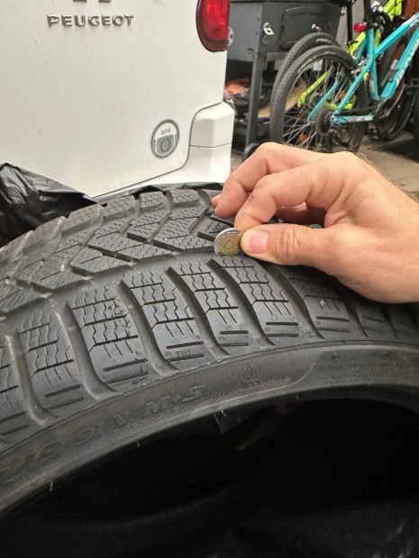 Pirelli Tligumi 235/35-19