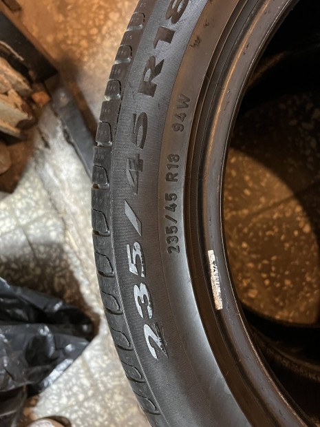 Pirelli Cinturato P7235/45/18