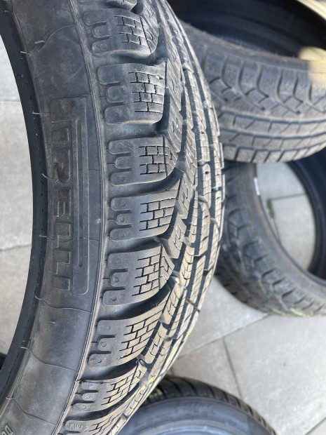 Pirelli téligumi 225/40 R18 (4db)
