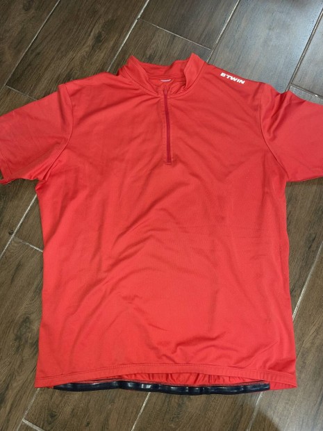 Piros Btwin biciklis felső