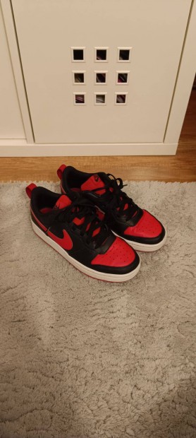 Piros -fekete Nike cipő 36
