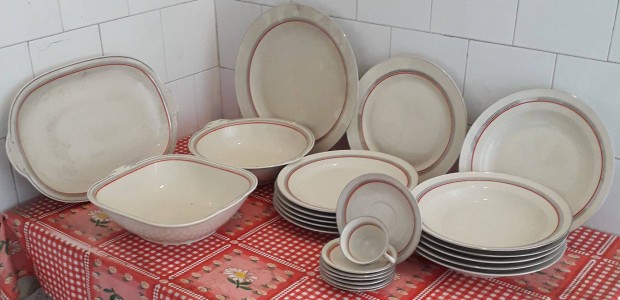 Piros cs�kos porcel�n �tk�szlet