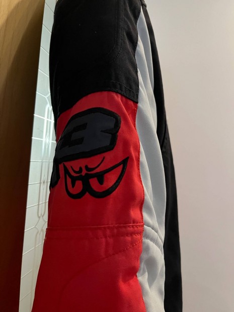 Piros fekete motoros kabát