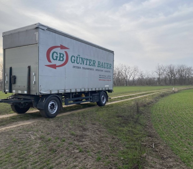 Piros rendsz�mos p�tkocsi