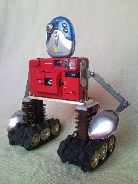 Piros retro fnykpezgp robot mozgathat karokkal, fotsoknak