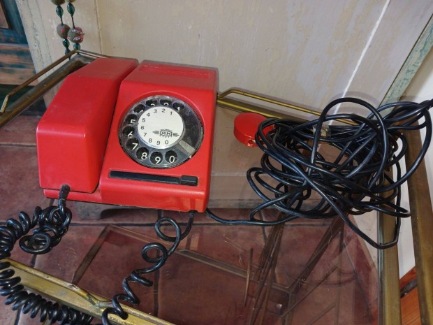 Piros trcss telefon