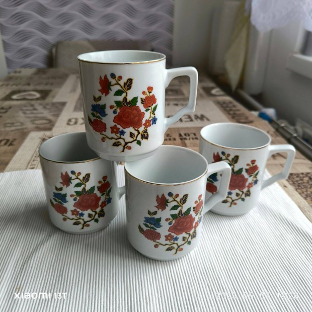 Piros virágos porcelán bögre , pohár 4 db eladó! 15 x 23 cm