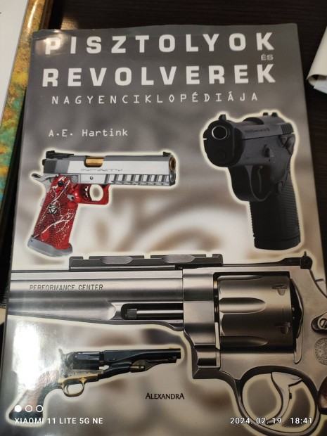 Pisztolyok es Es Revolverek Nagyenciklopediája