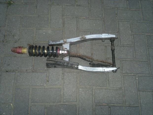 Pitbike hátso lengövilla lengéscsillapitoval, meghajto lánccal
