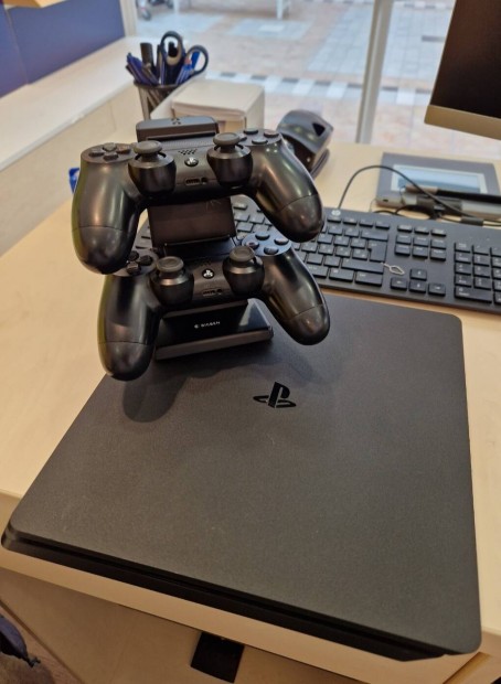 Play Station 4 Slim 500 GB + 2 db kontroller