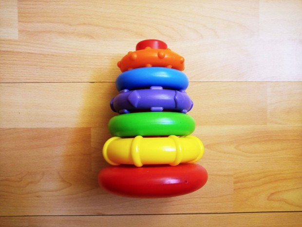 Playgro gyűrűpiramis készségfejlesztő babajáték