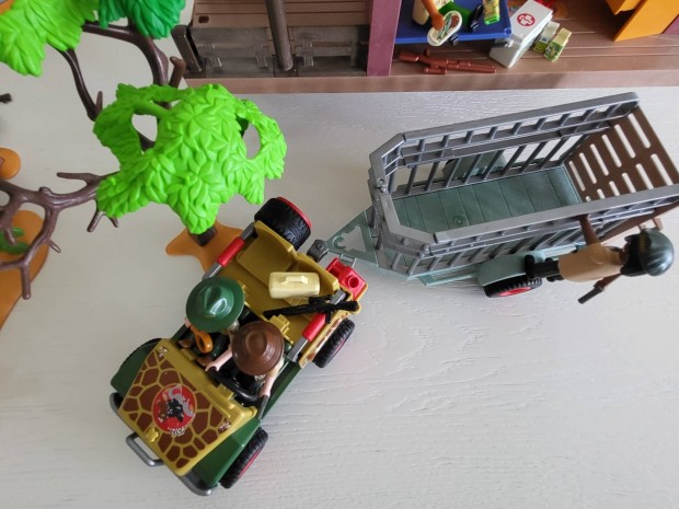 Playmobil Oambati Afrikai Szavannai Állatmentő Állomás (4826, 4832)