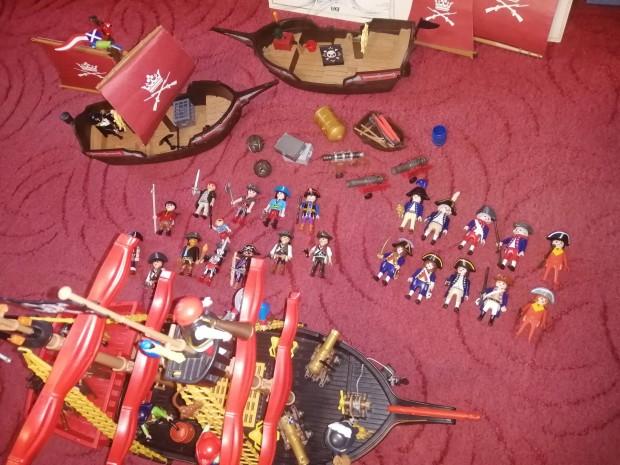 Playmobil kalóz csomag, 3 hajó, 33 figura.