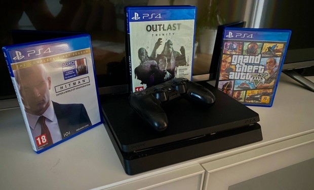 Playstation 4 Slim 500 GB, 3 db videjtkkal