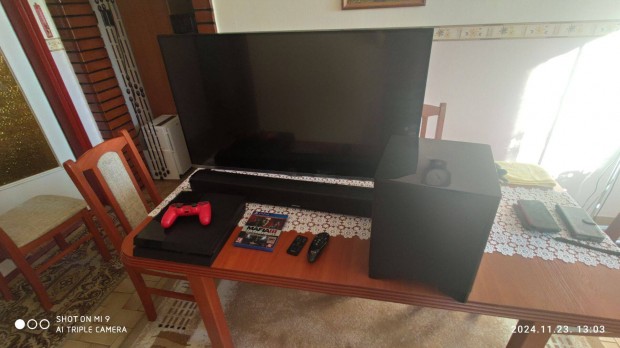 Playstation 4, TV-vel s Hangprojektorral