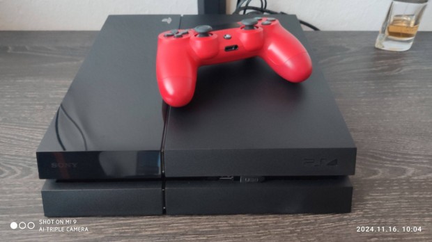 Playstation 4, TV-vel s Hangprojektorral