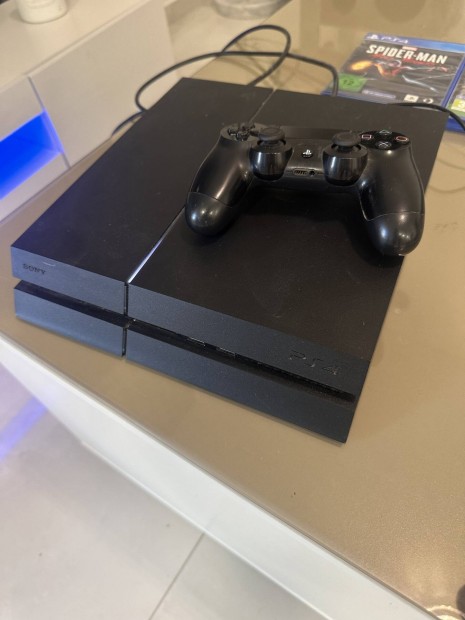 Playstation 4 + 2 jtk