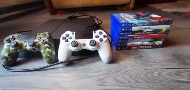 Playstation 4 (standard), 2db kontroller, 7db jtk