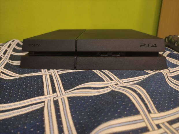 Playstation 4 fat + 2 controller + 2 csszsgtl szilikon