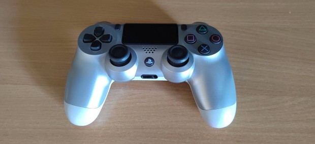 Playstation 4 gyri dualshock 4 kontroller