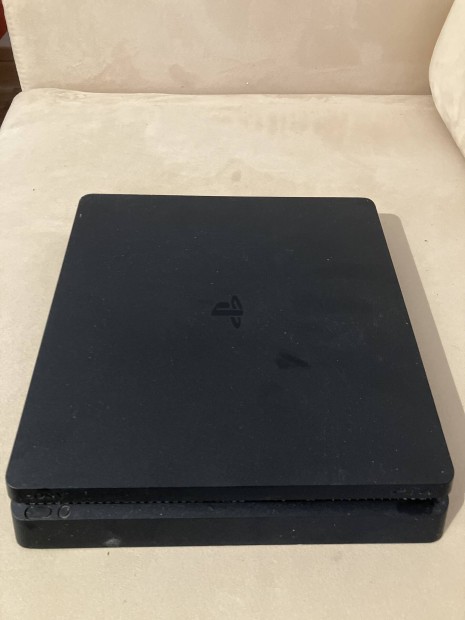 Playstation 4 konzol