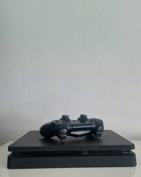 Playstation 4 konzol