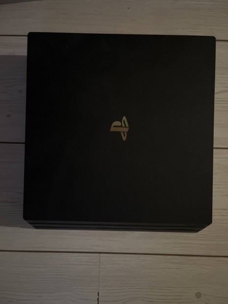 Playstation 4 pro 1TB , 8 jtkkal