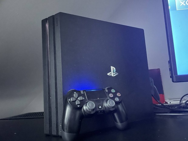 Playstation 4 pro( 2 kontrollerrel)