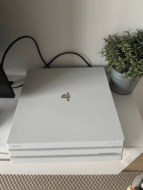 Playstation (PS) 4 pro 1 TB trhely, fehr