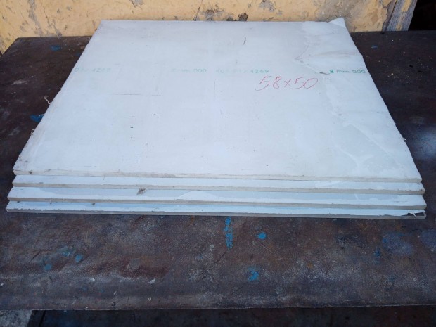 Plexi lapok 8 mm vastag 58x50 cm-es 4.db. egyben ennyi flia rajta