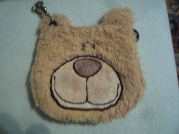 Pl�ss Nici p�nzt�rca irattart� mack� fejjel