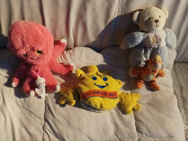 Pl�ssfigur�k elad�k �ll�n 