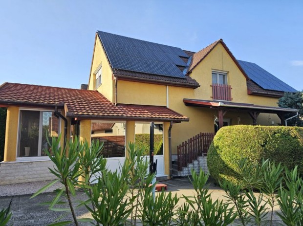 Pog�nyban kit�n� �llapot� csal�di h�z elad�!