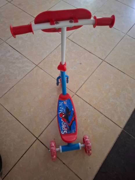 Pókemberes roller új