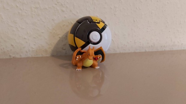 Pokemon poklabda Charizard figurval j Pokmon szmlval kszleten