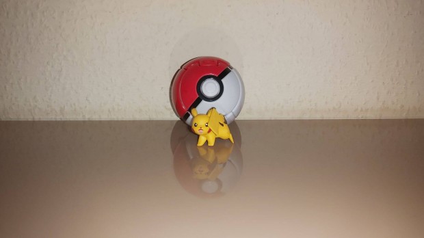 Pokemon poklabda Pikachu figurval j Pokmon kszleten szmlval