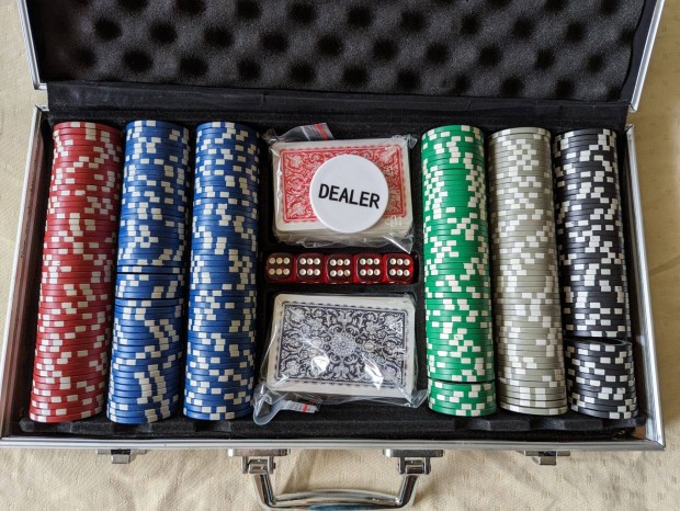 Poker kszlet 300 darabos, hinytalan, fm kofferben