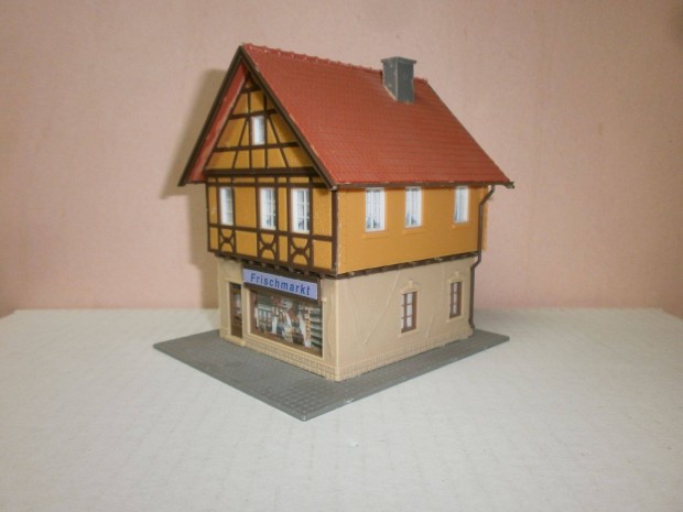 Pola - csaldi emeletes hz zlettel - 1:87 - ( F-50)