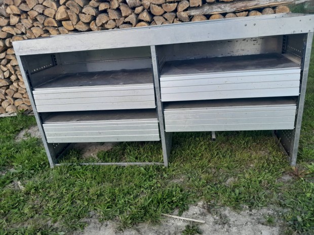 Polcrendszer autóba