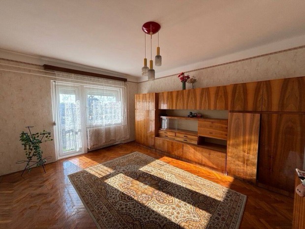 Polg�r k�zpontj�ban 1. emeleti, 69nm-es t�gla lak�s elad�!