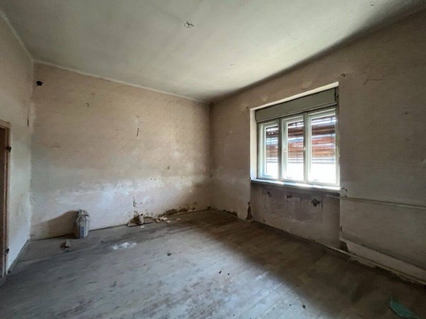 Polg�r k�zpontj�ban fel�j�tand� csal�di h�z elad�!