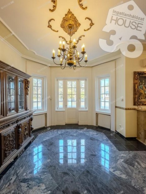 Polg�ri Villa presztizs �rt�kkel b�r� frekvent�lt helyen elad�!