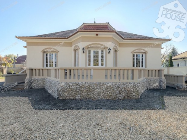 Polg�ri Villa presztizs �rt�kkel b�r� frekvent�lt helyen elad�!